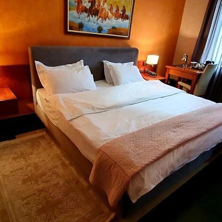Nov Hotel Tiranë Eksteriør bilde