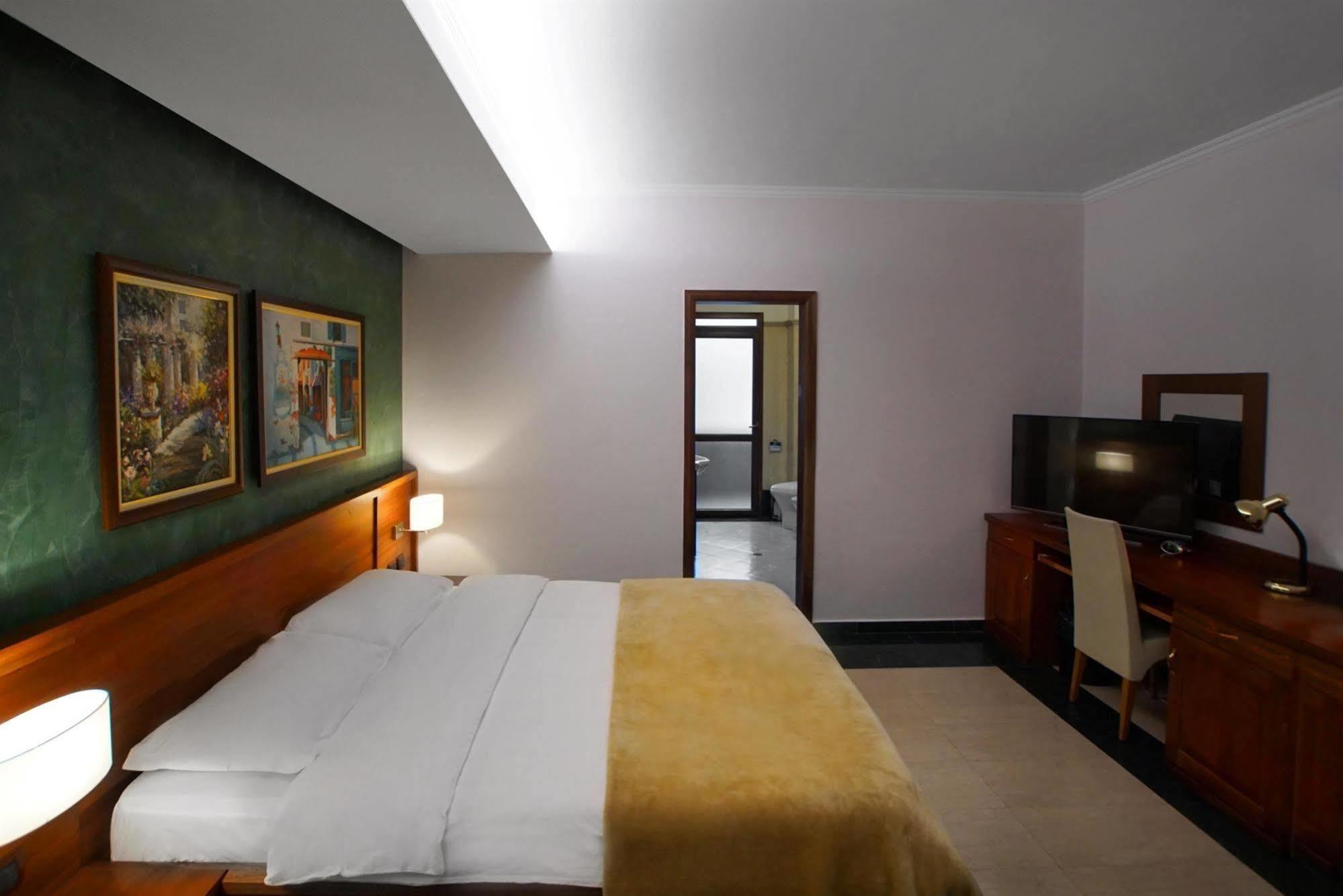 Nov Hotel Tiranë Eksteriør bilde