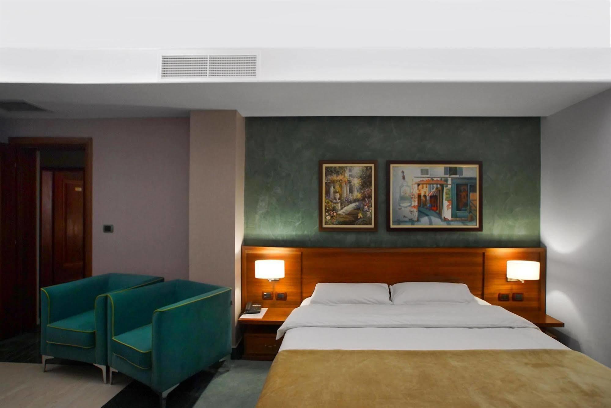 Nov Hotel Tiranë Eksteriør bilde