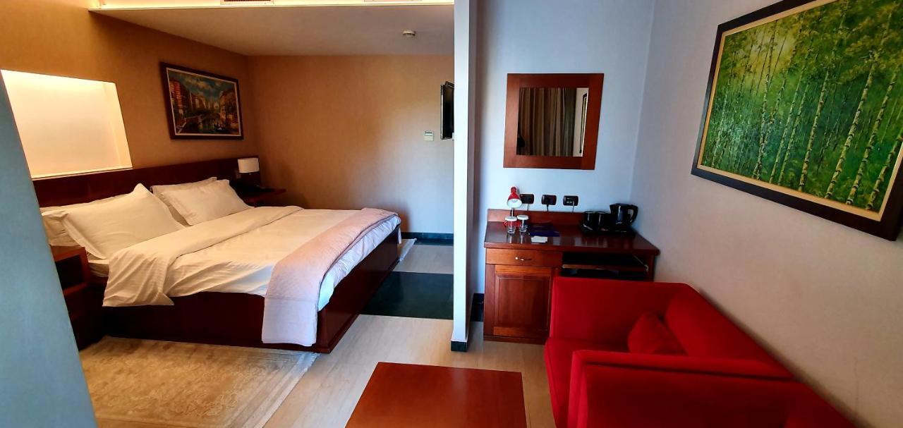 Nov Hotel Tiranë Eksteriør bilde