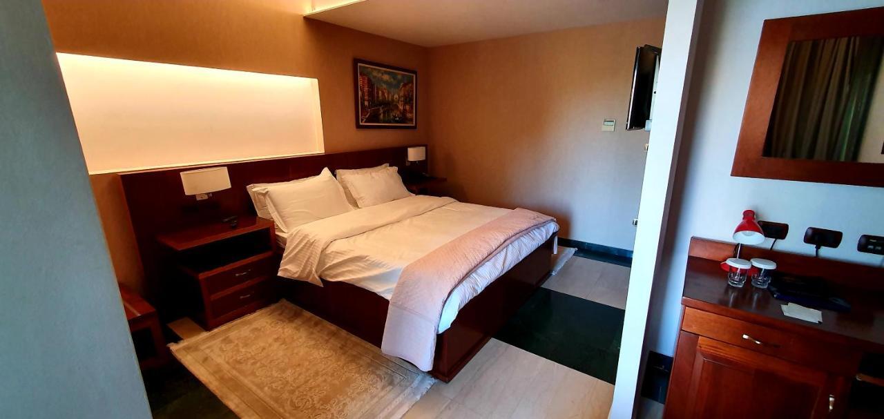 Nov Hotel Tiranë Eksteriør bilde