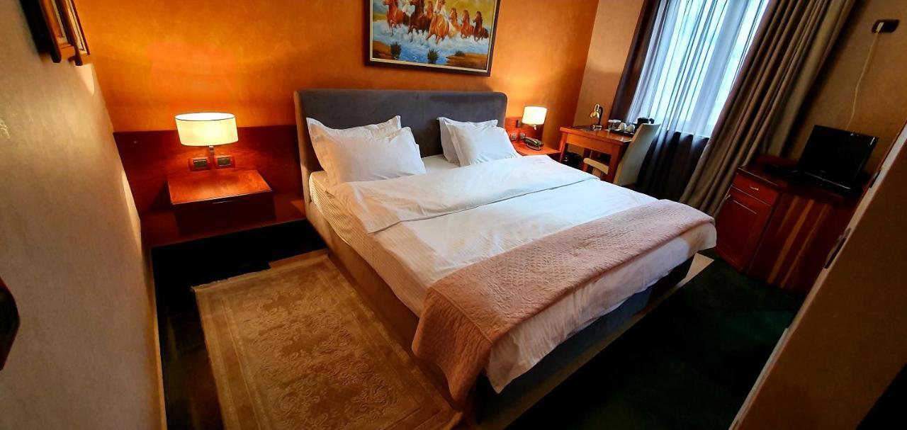 Nov Hotel Tiranë Eksteriør bilde