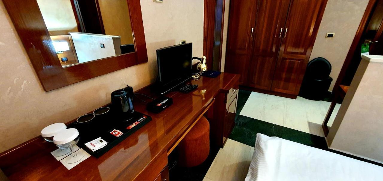 Nov Hotel Tiranë Eksteriør bilde